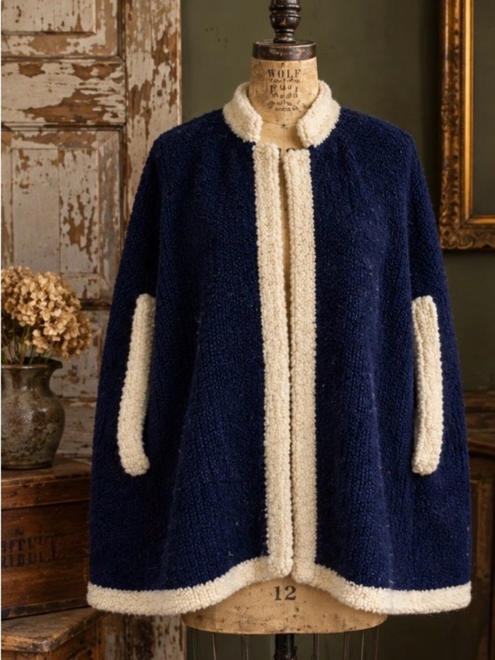 Vintage cape- 60s/70s - handmade, thick woven soft knit